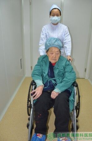 艾碧君院長(zhǎng)親自主刀110歲老人白內(nèi)障手術(shù)